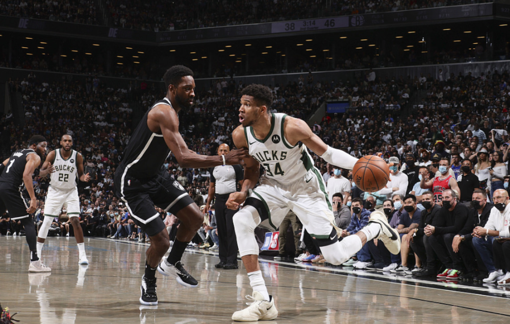  米德尔顿关键三分雄鹿主场险胜篮网队